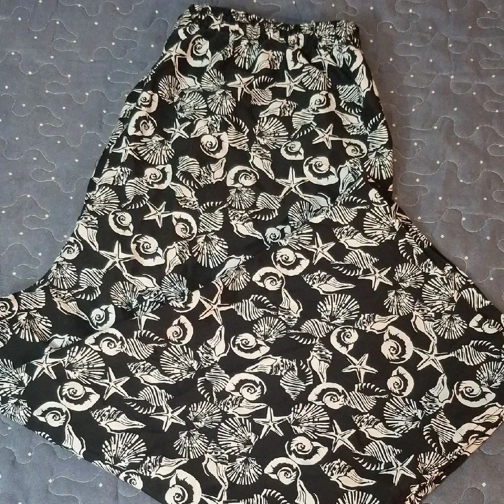 Kim Rogers Black and White Shell Print Cropped Pants size 10